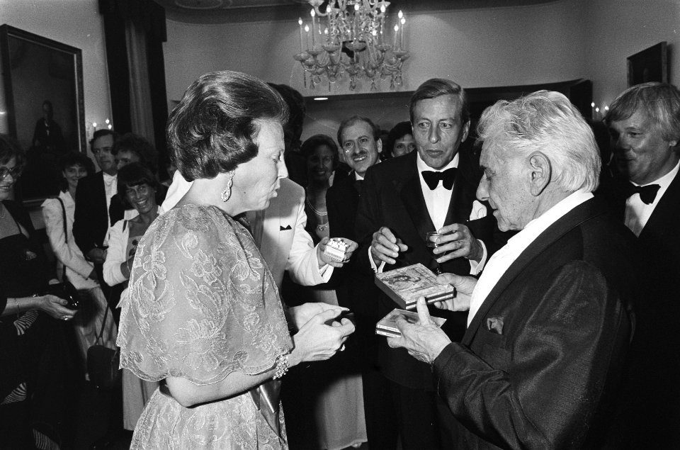 Opening Holland Festival Koningin Beatrix en Prins Claus met dirigent Leonard , Bestanddeelnr 933-3424