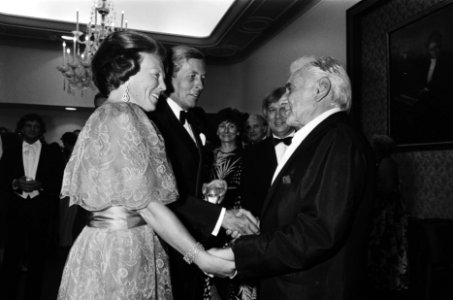 Opening Holland Festival Koningin Beatrix en Prins Claus met dirigent Leonard , Bestanddeelnr 933-3422