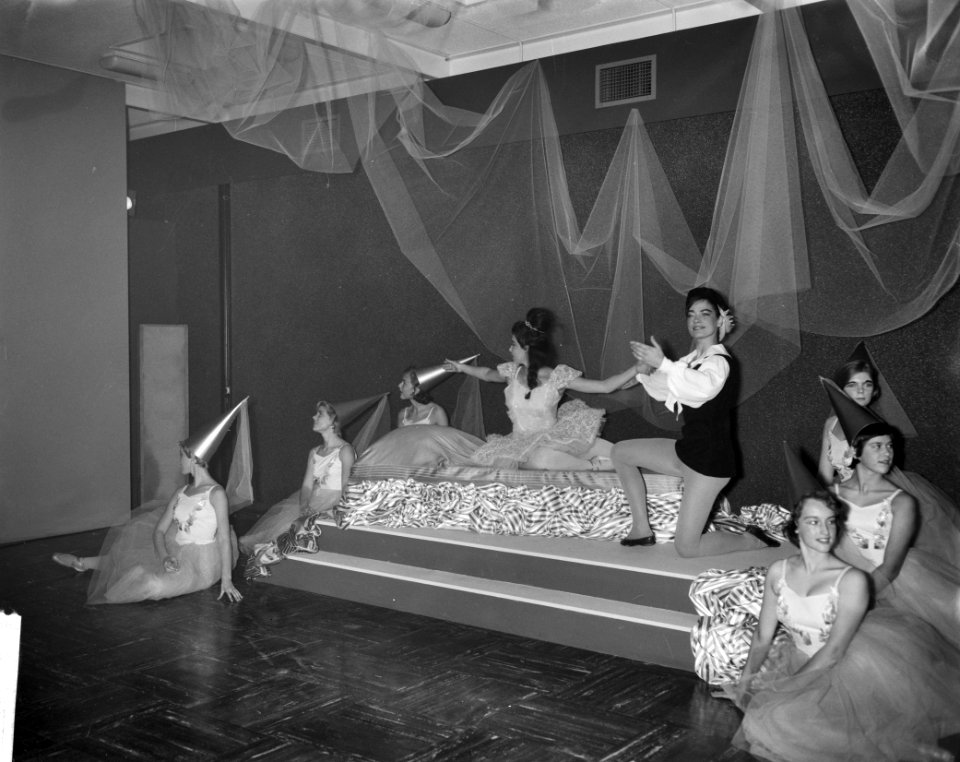 Opening Meubelvakbeurs in Rotterdam Balletgroepje danst de Schone Slaapster, Bestanddeelnr 913-1495
