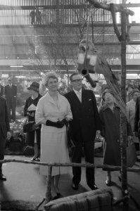 Opening Huishoudbeurs in de nieuwe RAI te Amsterdam door Minister Klompé Rondga, Bestanddeelnr 912-2329
