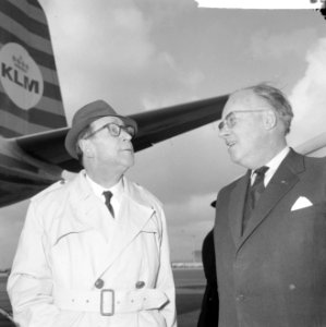 Opdracht Uitgeverij Bruna te Utrecht, Georges Simenon bij aankomst Schiphol, Bestanddeelnr 917-7506