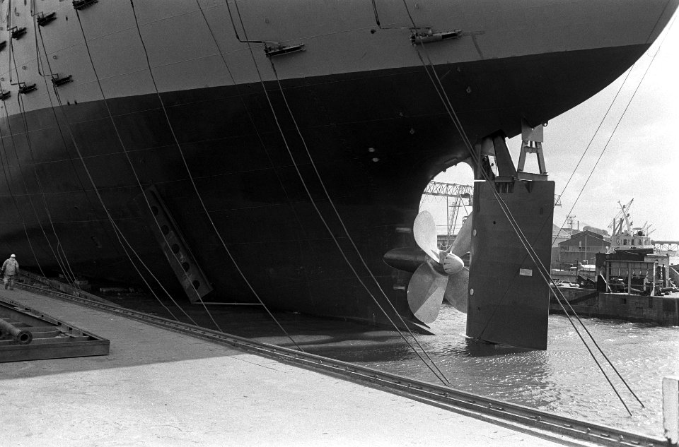 Opdracht Verolme, tewaterlating schip Amstelpark te Alblasserdam door mevrouw H., Bestanddeelnr 920-1829