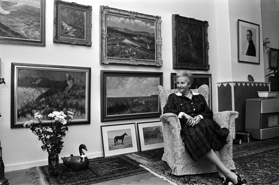 Opdracht Tubantia mevrouw Gerth Pfeiffer met schilderij, Bestanddeelnr 933-4942