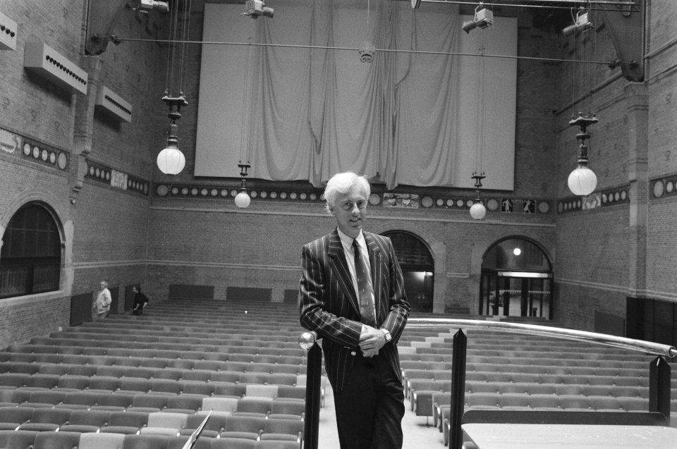 Opdracht Tubantia Jan Willem Loot in grote zaal van het muziekcentrum in de Beu, Bestanddeelnr 934-2588
