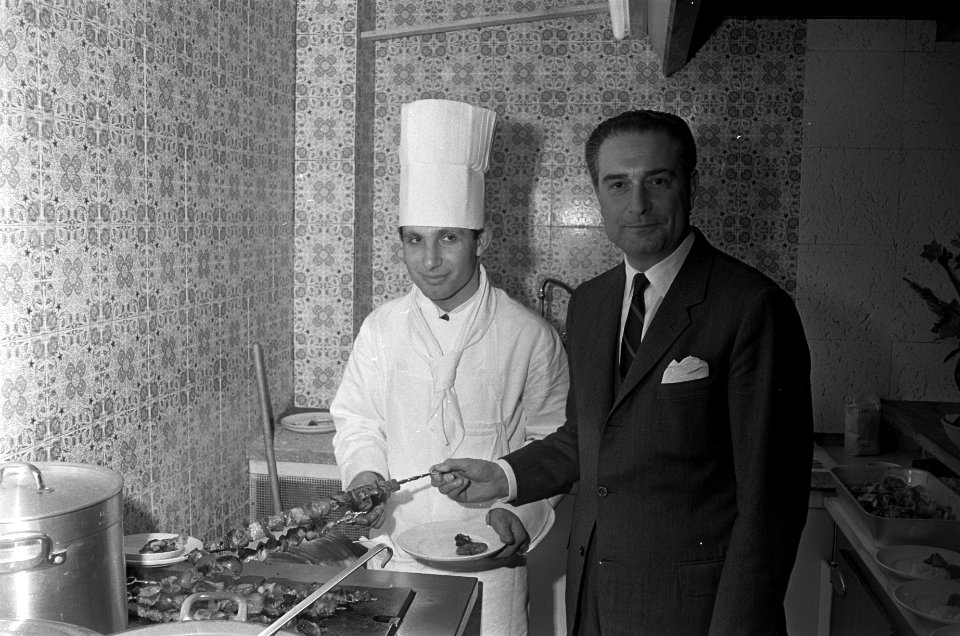 Opening Turks restaurant in Goudsbloemstraat in Amsterdam door de Turkse ambassa, Bestanddeelnr 920-2256