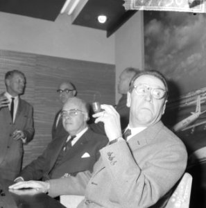 Opdracht Uitgeverij Bruna te Utrecht, Georges Simenon bij aankomst Schiphol, Bestanddeelnr 917-7503