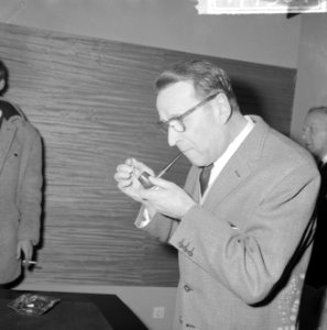 Opdracht Uitgeverij Bruna te Utrecht, Georges Simenon bij aankomst Schiphol, Bestanddeelnr 917-7504