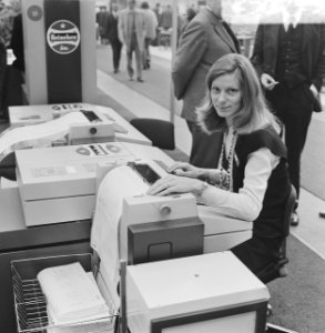 Opdracht Veenman op Efficiency Beurs voor Nixdorf-computer, Bestanddeelnr 925-9745