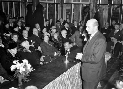 Opening tentoonstelling op Keukenhof te Lisse door Minister S. L. Mansholt, Bestanddeelnr 903-8782