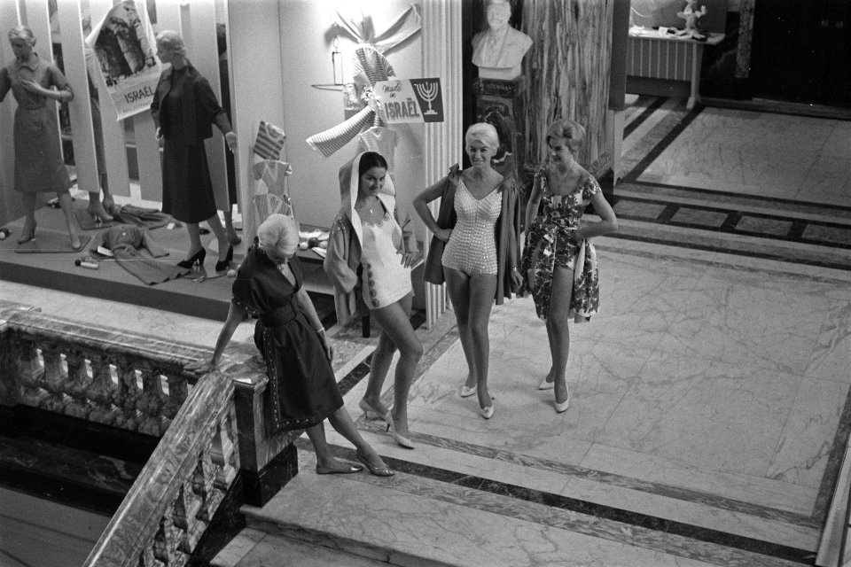 Opening tentoonstelling Made in Israel in Museum voor de Tropen. Mannequins po, Bestanddeelnr 910-7401