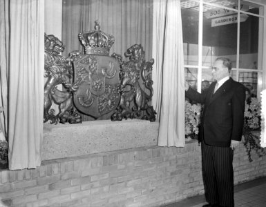 Opening jaarbeurs Utrecht, Minister President Drees onthult plaquette Margrietha, Bestanddeelnr 907-0201