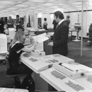 Opdracht Veenman op Efficiency Beurs voor Nixdorf-computer, Bestanddeelnr 925-9743