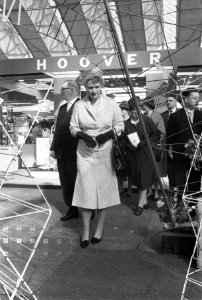 Opening Huishoudbeurs in de nieuwe RAI te Amsterdam door Minister Klompé Rondga, Bestanddeelnr 912-2332