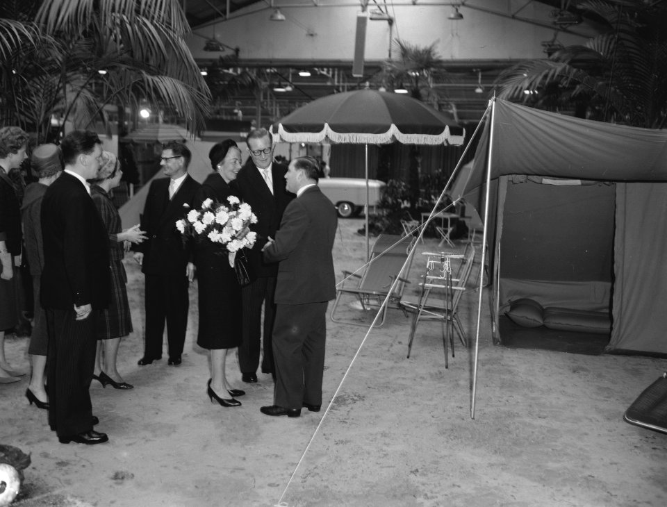 Opening internationale damesbeurs RAI door Mevrouw Van Hall , mw Van Hall laat z, Bestanddeelnr 910-2190
