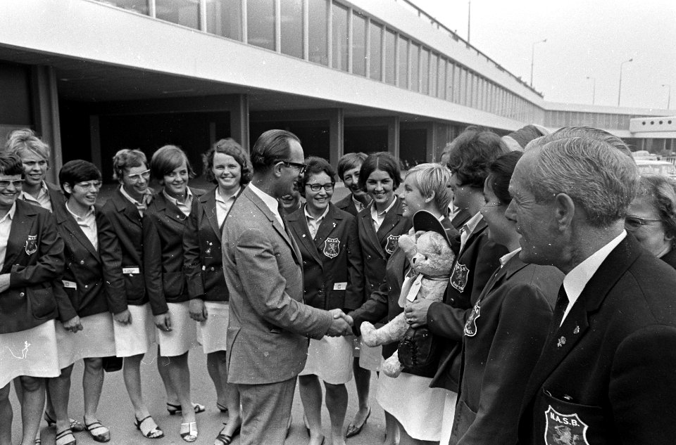 Opdracht Vrije Volk . Aankomst dames softbalploeg op Schiphol, Bestanddeelnr 920-6502