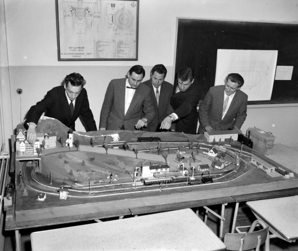 Opdracht Vrije Volk (Rotterdam) miniatuur spoorwegemplacement bij de HTS te Rot, Bestanddeelnr 910-2879