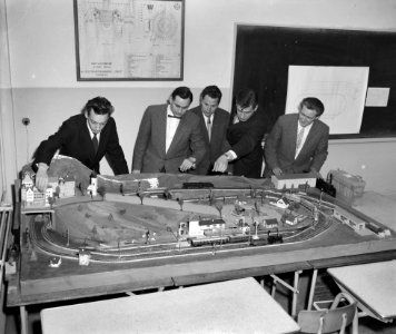 Opdracht Vrije Volk (Rotterdam) miniatuur spoorwegemplacement bij de HTS te Rot, Bestanddeelnr 910-2879