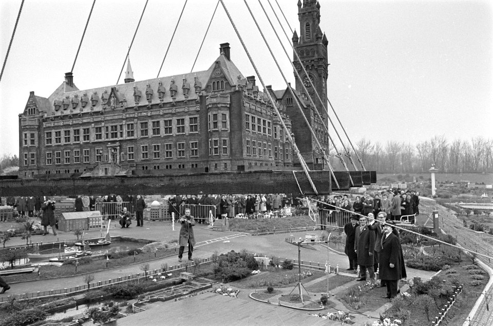 Opening Madurodam, het Vredespaleis in de takels, Bestanddeelnr 920-1785