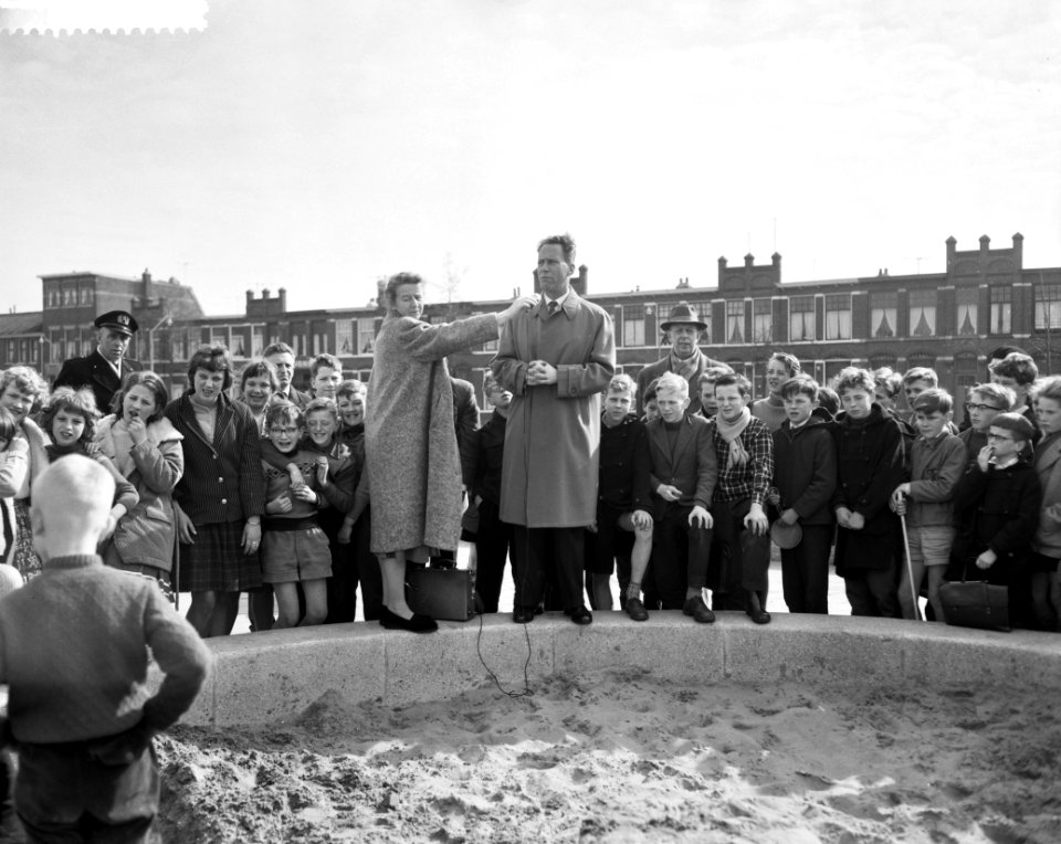 Opening Madurodam door Minister van Buitenlandse Zaken mr J M A N Luns, Bestanddeelnr 911-1471