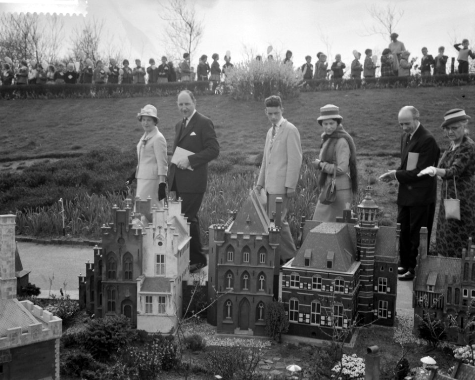 Opening Madurodam door Minister van Buitenlandse Zaken mr J M A N Luns, Bestanddeelnr 911-1474