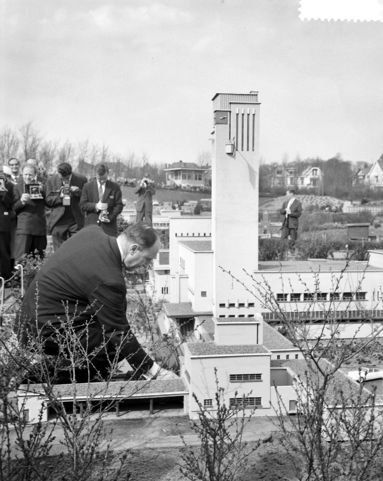 Opening Madurodam door Minister van Buitenlandse Zaken mr J M A N Luns, Bestanddeelnr 911-1473