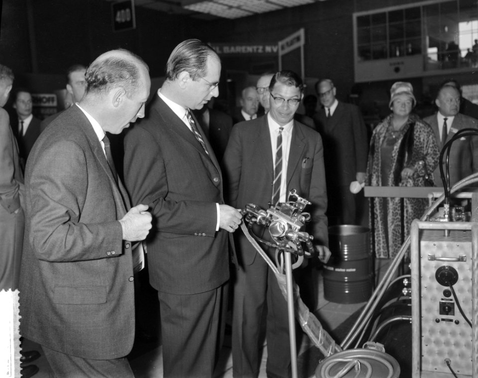 Opening Macro Plastic door Minister De Pous te Utrecht, Bestanddeelnr 911-6849