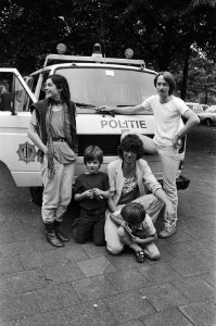 Opdracht Vrije Volk Heikelien Verrijn Stuart, Stan van Houcke, Boudewijn Chorus en Stans kinderen voor politie-auto, Bestanddeelnr 931-5631