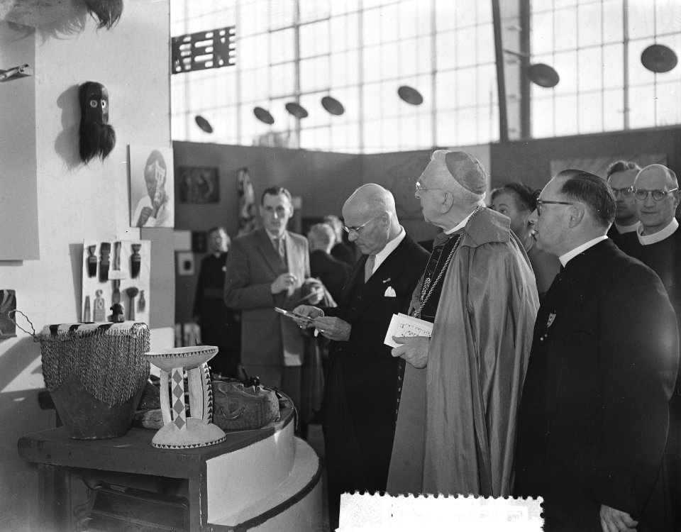 Opening Missietentoonstelling Amate Amsterdam, Mgr. Huibers opent tentoonstellin, Bestanddeelnr 907-3465