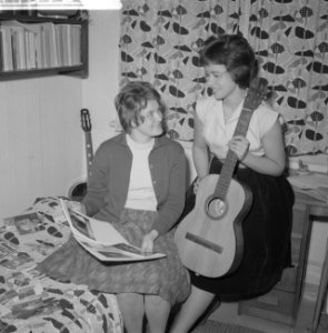 Opdracht Vrije Volk Rotterdam, foto musicierende meisje in Schiedam, Bestanddeelnr 911-5721