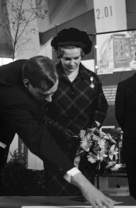 Opening Levend Erfdaal in bouwcentrum Rotterdam. Prinses Irene en ir. Meischke, Bestanddeelnr 913-0933