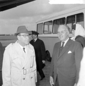 Opdracht Uitgeverij Bruna te Utrecht, Georges Simenon bij aankomst Schiphol, Bestanddeelnr 917-7507