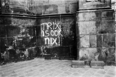 Opdracht Volkskrant Tekst Trix is ook nix op muur van Nieuwe Kerk, Bestanddeelnr 930-6630