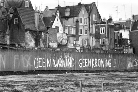 Opdracht Volkskrant tekst geen woning geen kroning op een schutting bij de , Bestanddeelnr 930-7096