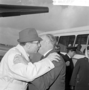 Opdracht Uitgeverij Bruna te Utrecht, Georges Simenon bij aankomst Schiphol, Bestanddeelnr 917-7521