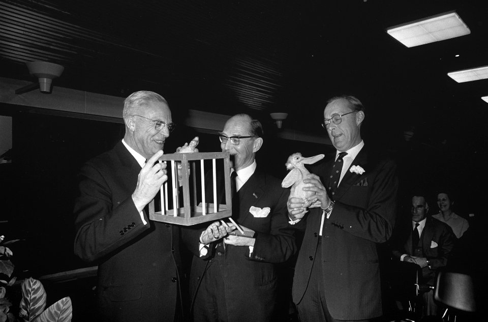 Opening hoofdkantoor Olvek van 1879 te den Haag Prins Bernhard ontvangt enige , Bestanddeelnr 921-9438