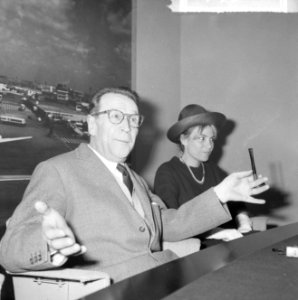 Opdracht Uitgeverij Bruna te Utrecht, Georges Simenon bij aankomst Schiphol, Bestanddeelnr 917-7508
