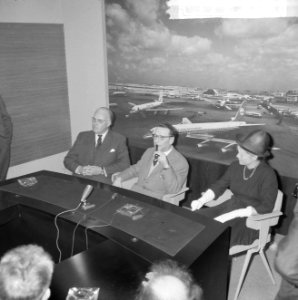 Opdracht Uitgeverij Bruna te Utrecht, Georges Simenon bij aankomst Schiphol, Bestanddeelnr 917-7511