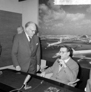 Opdracht Uitgeverij Bruna te Utrecht, Georges Simenon bij aankomst Schiphol, Bestanddeelnr 917-7523