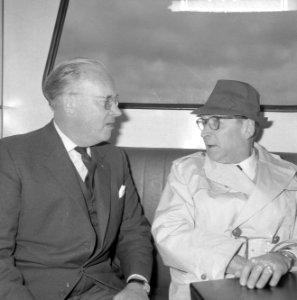 Opdracht Uitgeverij Bruna te Utrecht, Georges Simenon bij aankomst Schiphol, Bestanddeelnr 917-7518