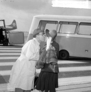 Opdracht Uitgeverij Bruna te Utrecht, Georges Simenon bij aankomst Schiphol, Bestanddeelnr 917-7512