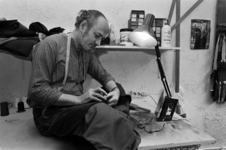 Opdracht van maandblad succes, kleermaker aan het werk, Bestanddeelnr 931-3485