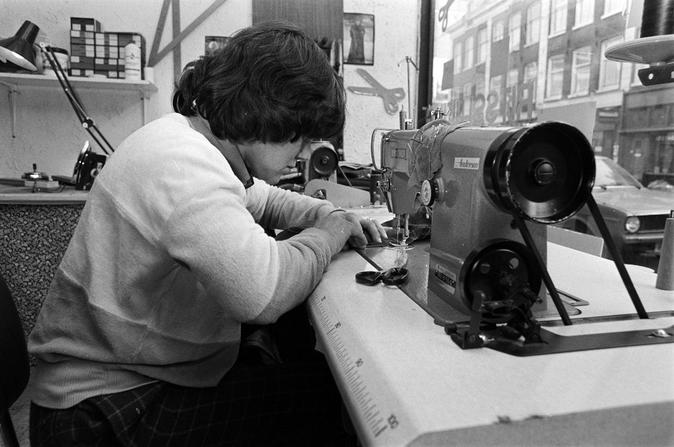 Opdracht van maandblad "Succes", vrouw achter naaimachine aan het werk, Bestanddeelnr 931-3486