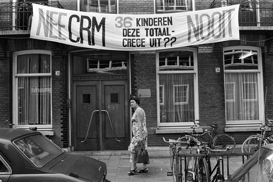 Opdracht Trouw spandoek aan gevel kinderopvang en begeleidingscentrum Huisse An, Bestanddeelnr 932-2454