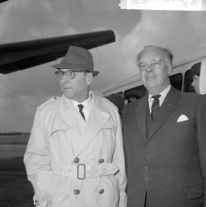 Opdracht Uitgeverij Bruna te Utrecht, Georges Simenon bij aankomst Schiphol, Bestanddeelnr 917-7524