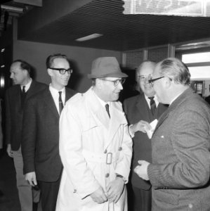 Opdracht Uitgeverij Bruna te Utrecht, Georges Simenon bij aankomst Schiphol, Bestanddeelnr 917-7517