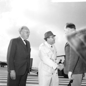 Opdracht Uitgeverij Bruna te Utrecht, Georges Simenon bij aankomst Schiphol, Bestanddeelnr 917-7514