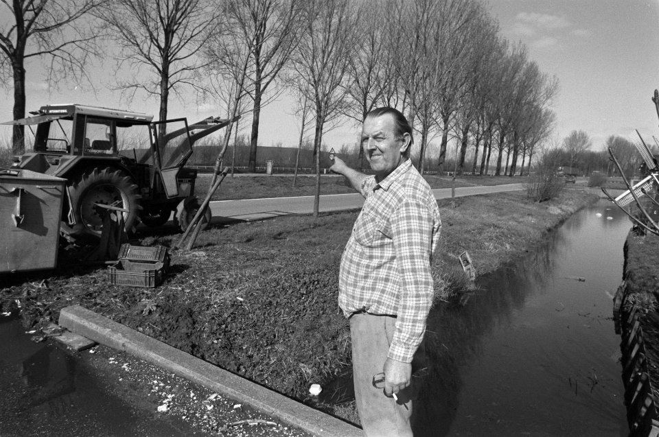 Opdracht Trouw tuinder A. van Nieuwkoop wijst naar voormalige vuilnisbelt in Al, Bestanddeelnr 934-2116