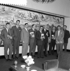 Opdrachten Revue der Reclame prijsuitreiking Charlton H, Bestanddeelnr 911-1951