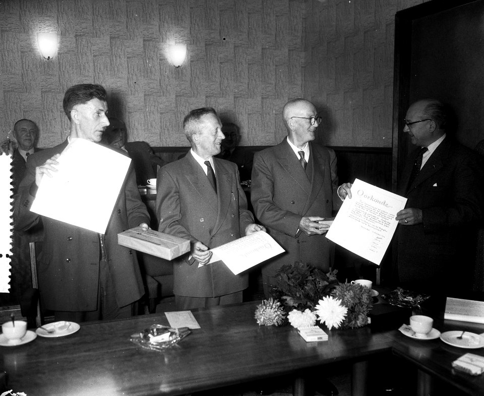 Opdrachten Sociaal Fonds Bouwnijverheid Amsterdam, uitreiking diplomas, Bestanddeelnr 907-3830