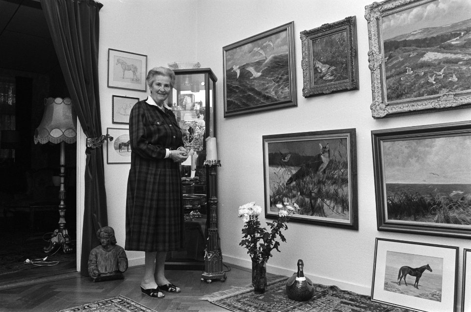 Opdracht Tubantia mevrouw Gerth Pfeiffer met schilderij, Bestanddeelnr 933-4943